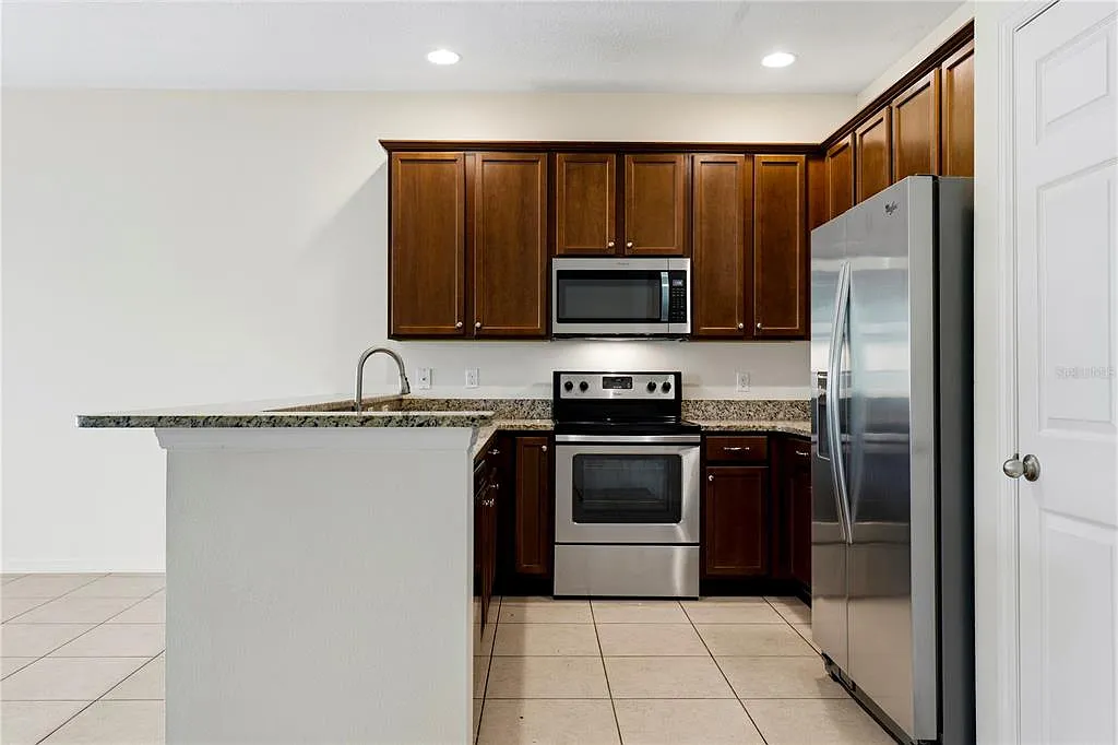 3 bed, 2.5 bath, 1366 sqft, $2,190 — Photo 3