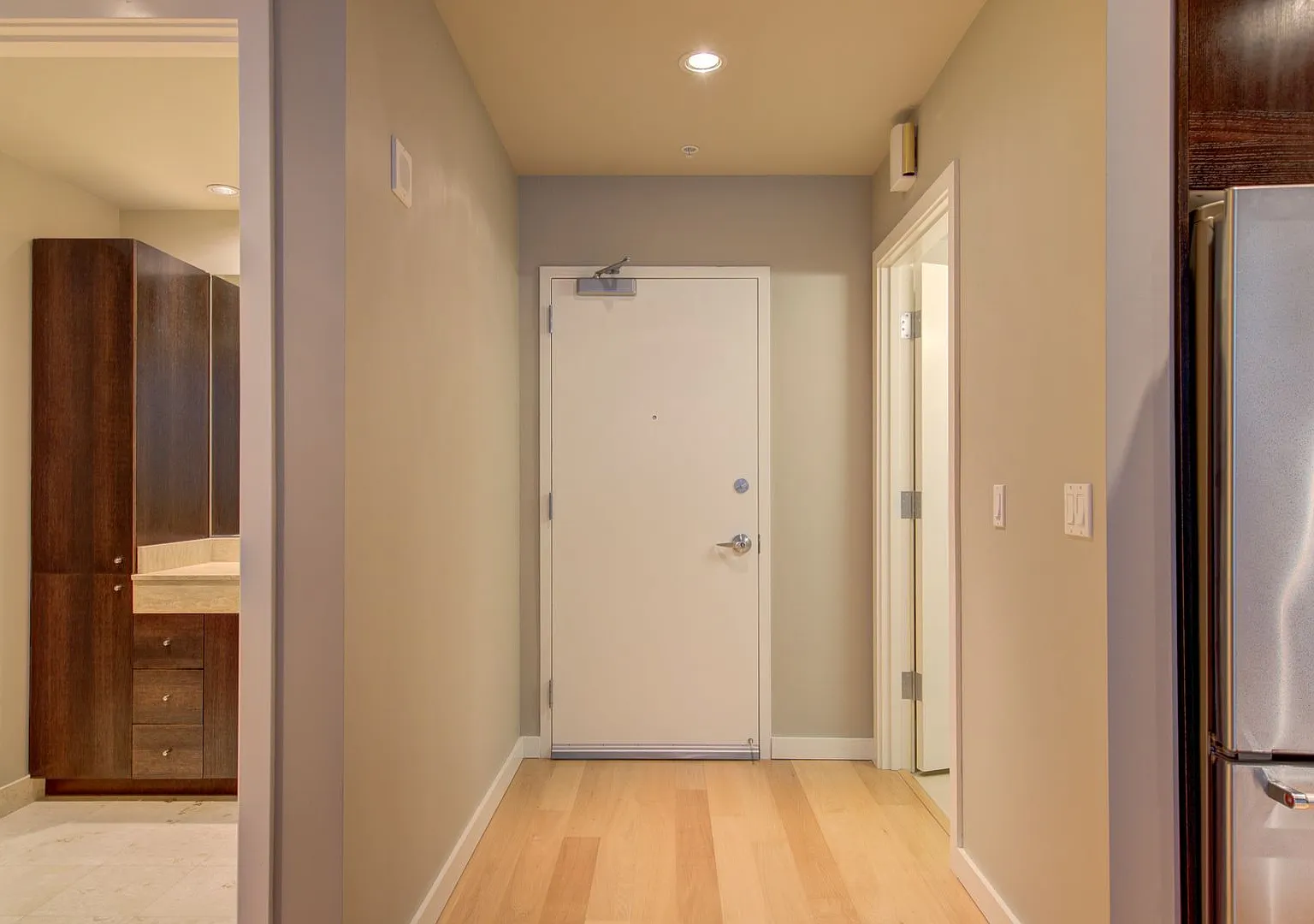 Sparkling clean 1-bed / 1-bath condo on South WaterfrontParking included — Photo 4