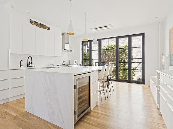 4th image of 209 W 22nd St #1
