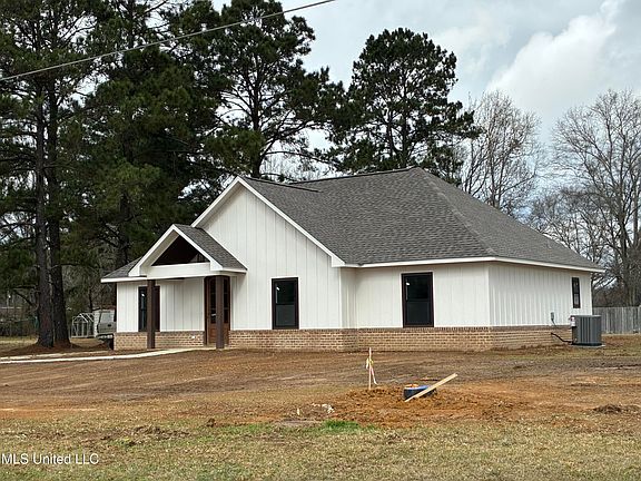 2nd image of 529 NE Fairlawn Trl