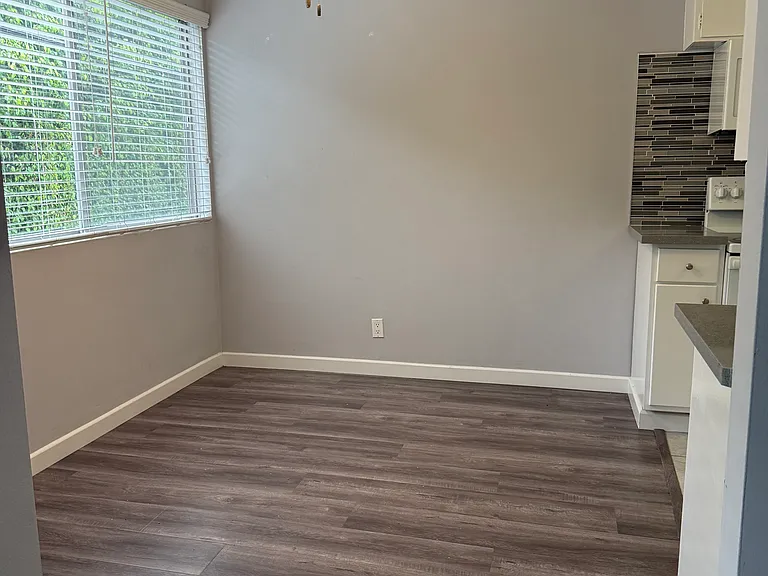 504 Avenue G — Photo 4