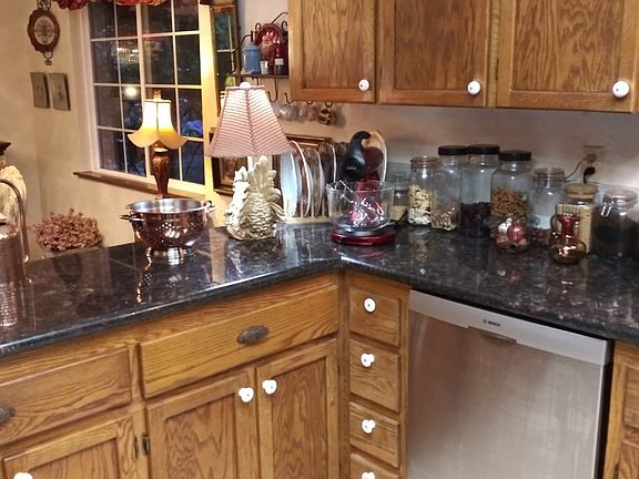 Kitchen w/ granite counters
