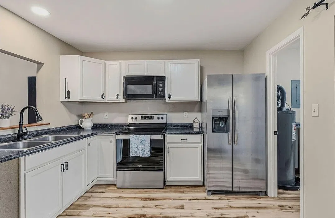2 bed, 1002 sqft, $1,900 — Photo 2