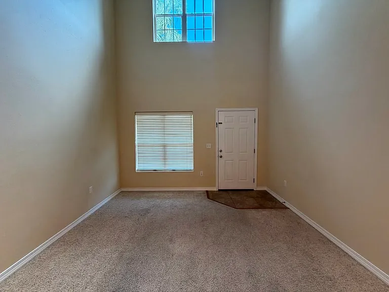 1529 Bentley Cir — Photo 3