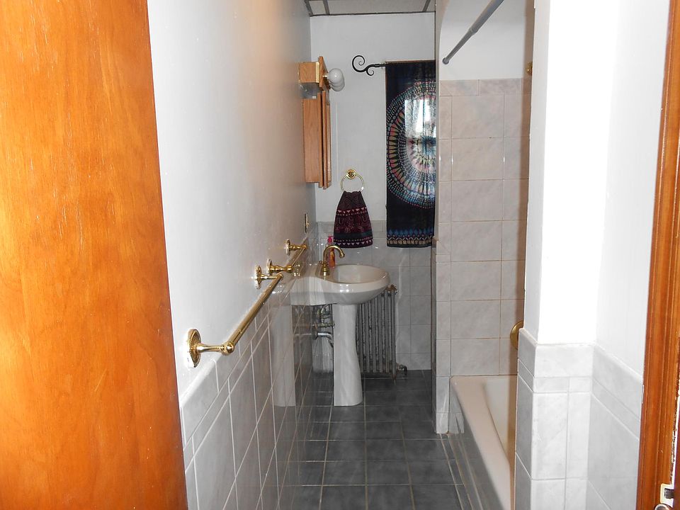 2nd image of 116 Stewart St #1