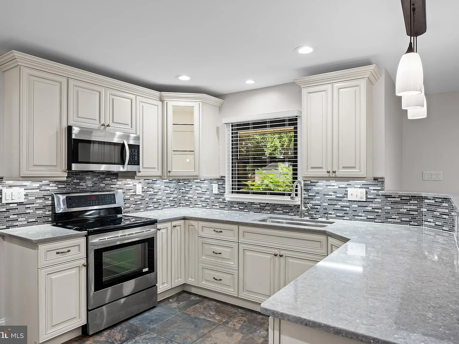 5 bed, 2560 sqft, $3,200 — Photo 4