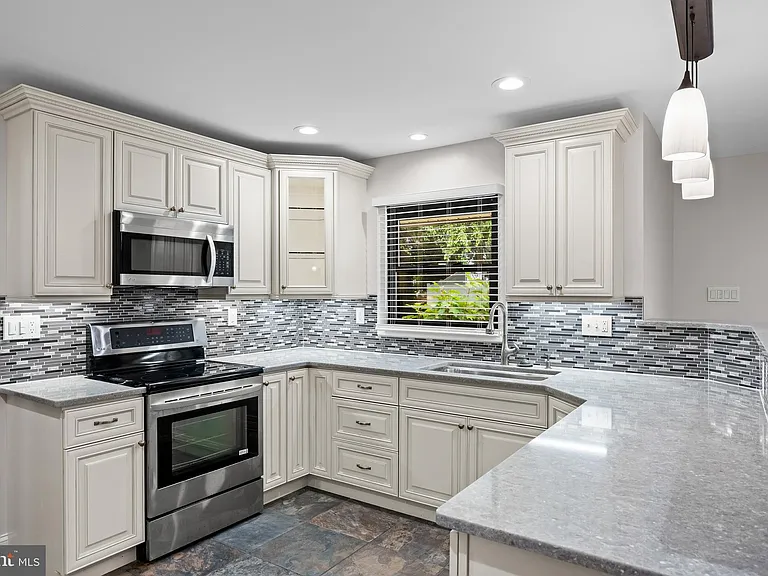 10 Traynor Ln — Photo 4