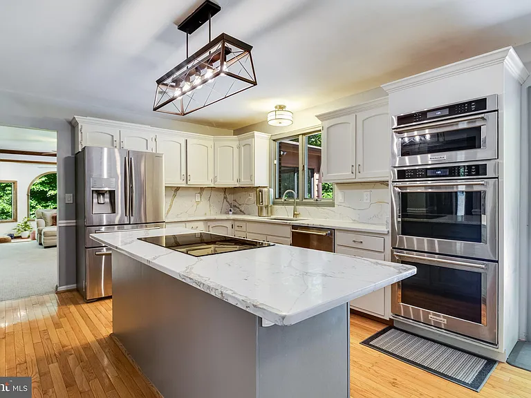 8150 Plowden Dr — Photo 34