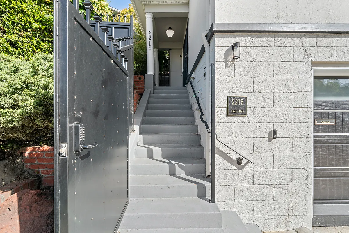 Building Photo - 2215 Park Blvd #A