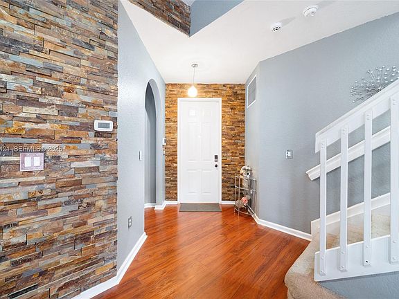 3rd image of 1097 NE 40th Rd