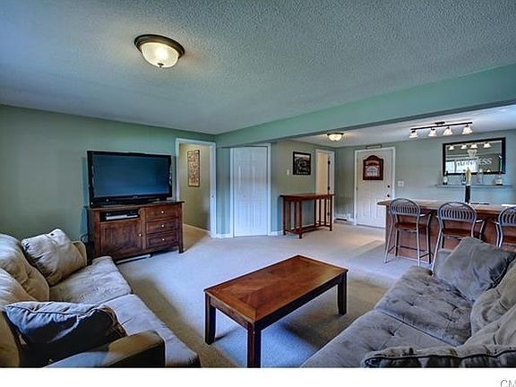 3rd image of 208 Mapleridge Dr