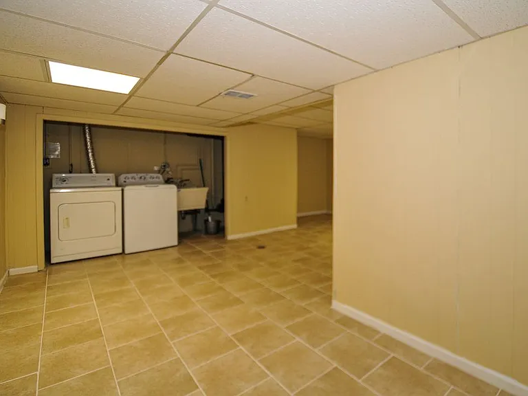 513 W Potter St — Photo 15