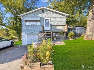 65 Russell St, Woodbridge, NJ 07095