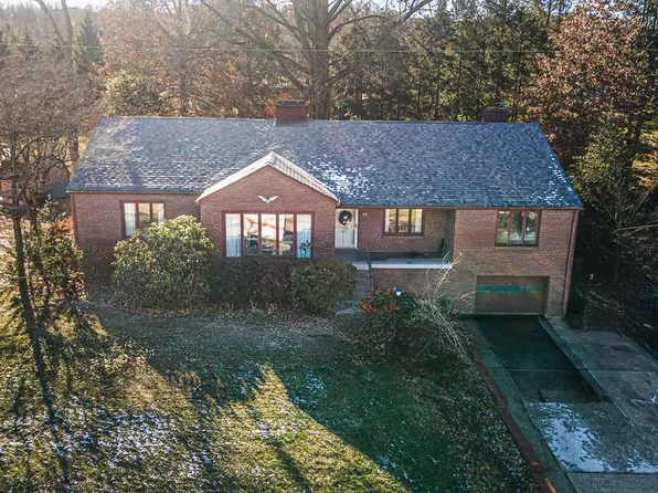 106 Lakewood Dr N, Canonsburg, PA 15317