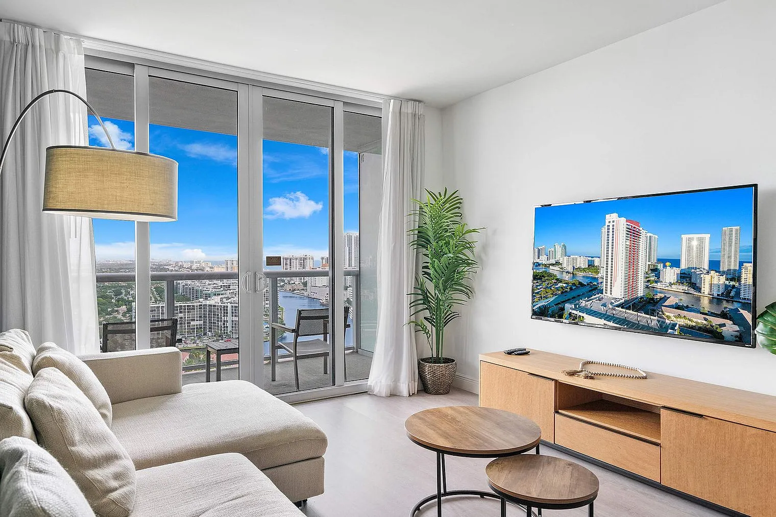 1 bed, 1.0 bath, 699 sqft, $3,102 — Photo 2