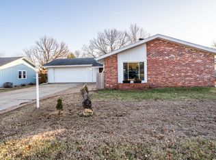 925 W 27th Ter, Lawrence, KS 66046