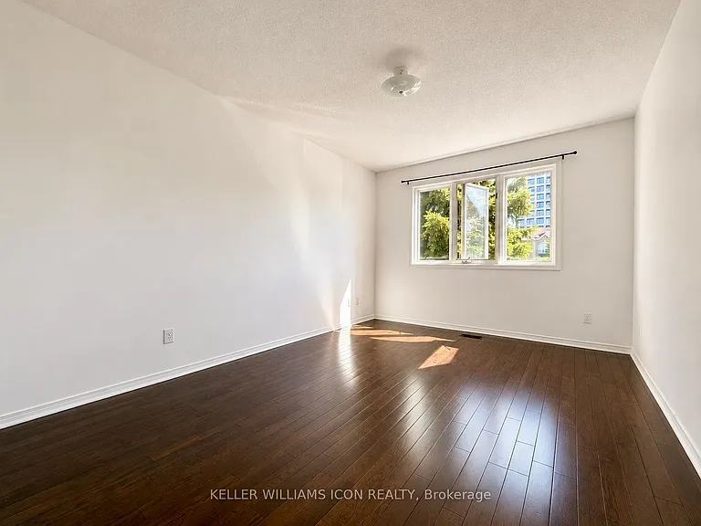 40 Thornbury Cres — Photo 13