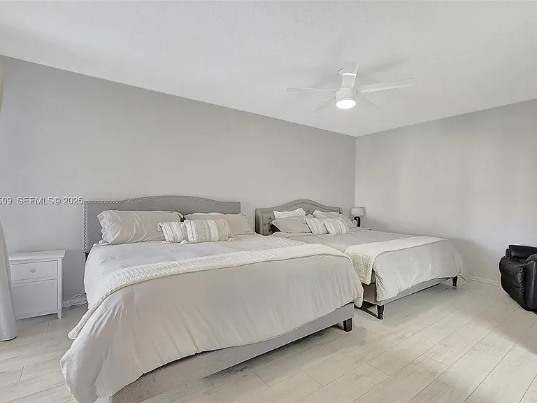 7613 Cinebar Dr — Photo 8