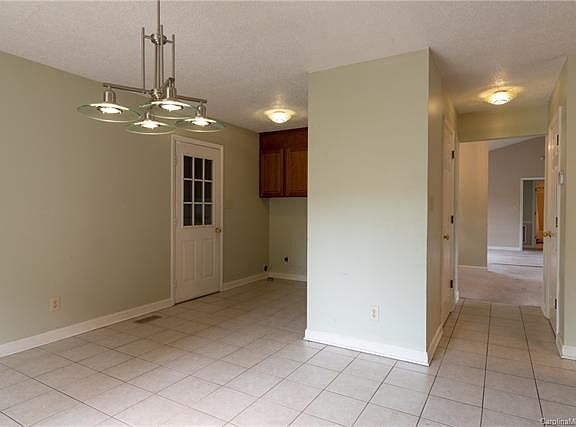 3rd image of 106 Country Creek Dr