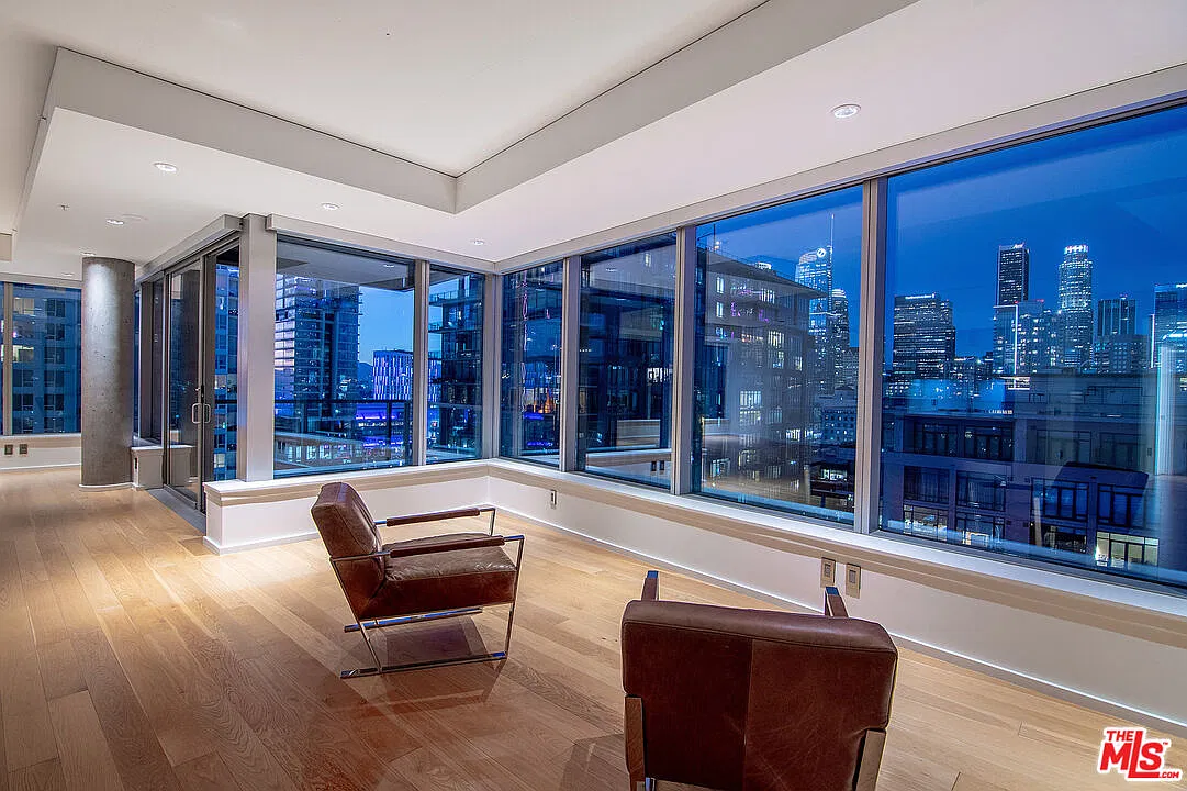 2 bed, 2.5 bath, 2320 sqft, $6,700 — Photo 2