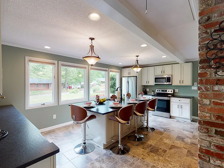 300 Holly Dr — Photo 6