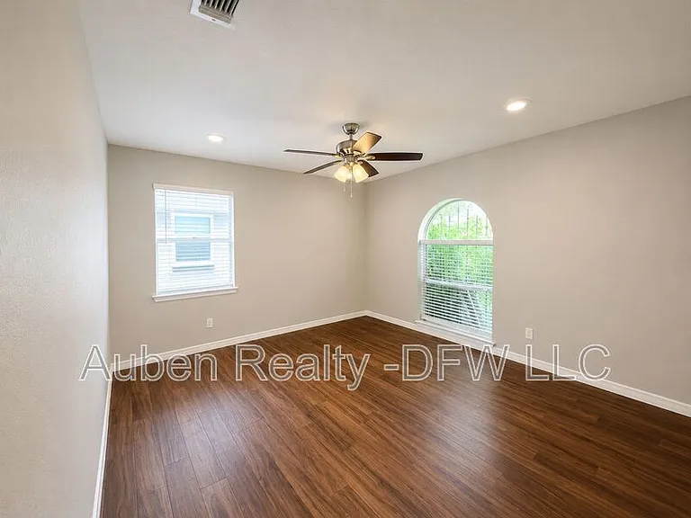 930 Lindy Ct — Photo 3