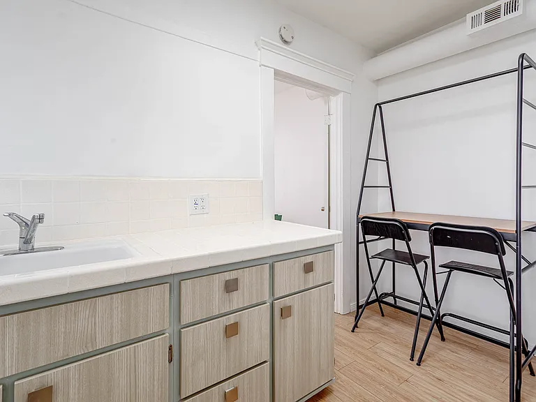 850 N Virgil Ave #B — Photo 11