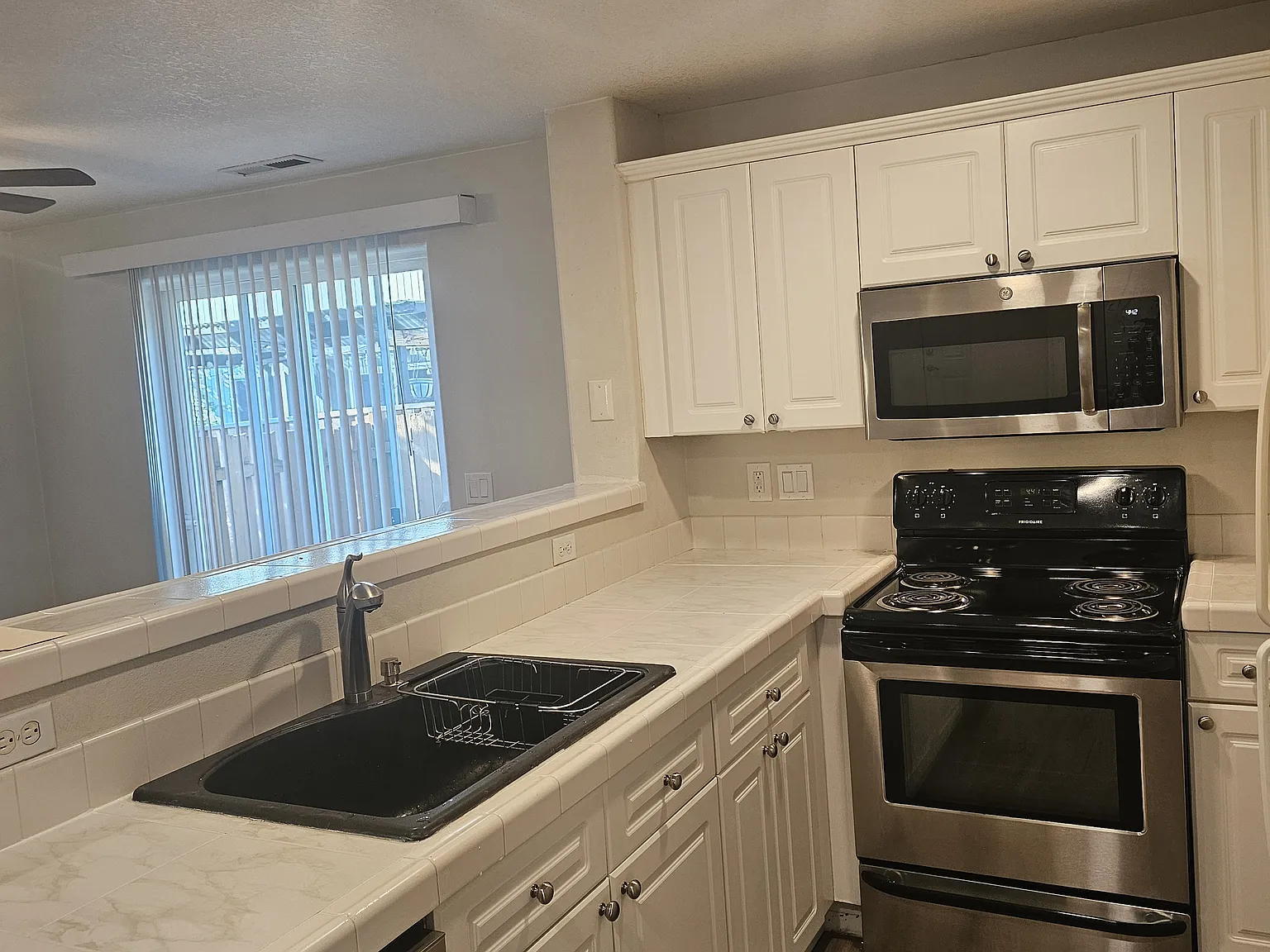 3 bed, 2.5 bath, 1322 sqft, $2,250 — Photo 4