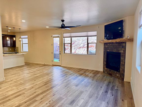 LARGE GREAT ROOM WITH GAS FIREPLACE