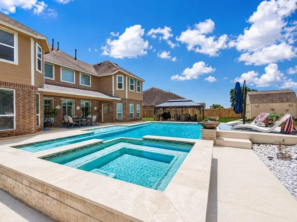 3830 Cypress Point Dr, Mont Belvieu, TX 77523