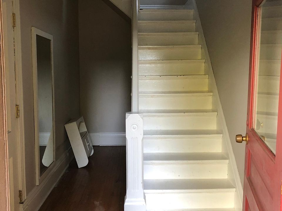 Main/ front entrance, steps to Upper unit duplex