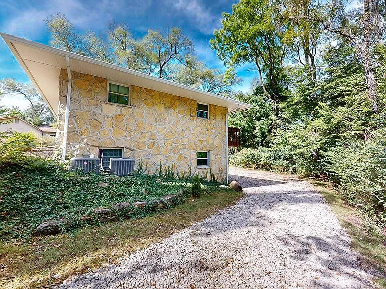 32 Marion St — Photo 36