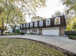 242 Bay Colony Dr, Naperville, IL 60565