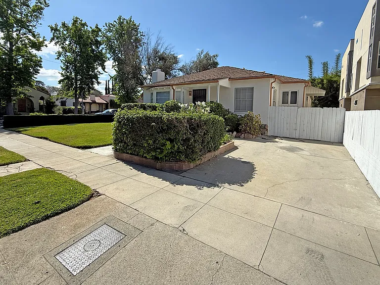 1 car drive way