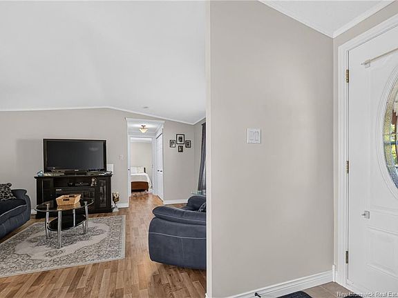 4th image of 2 Bur Oak St