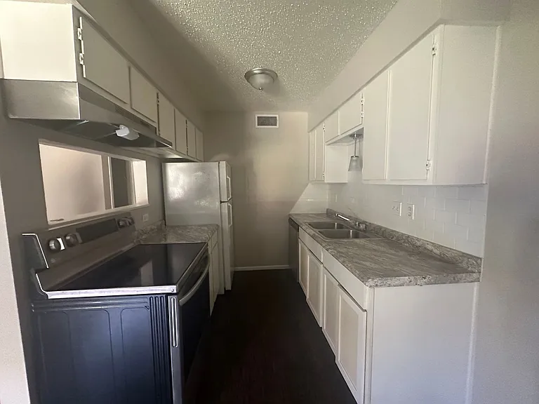 400 Johnson Dr — Photo 3