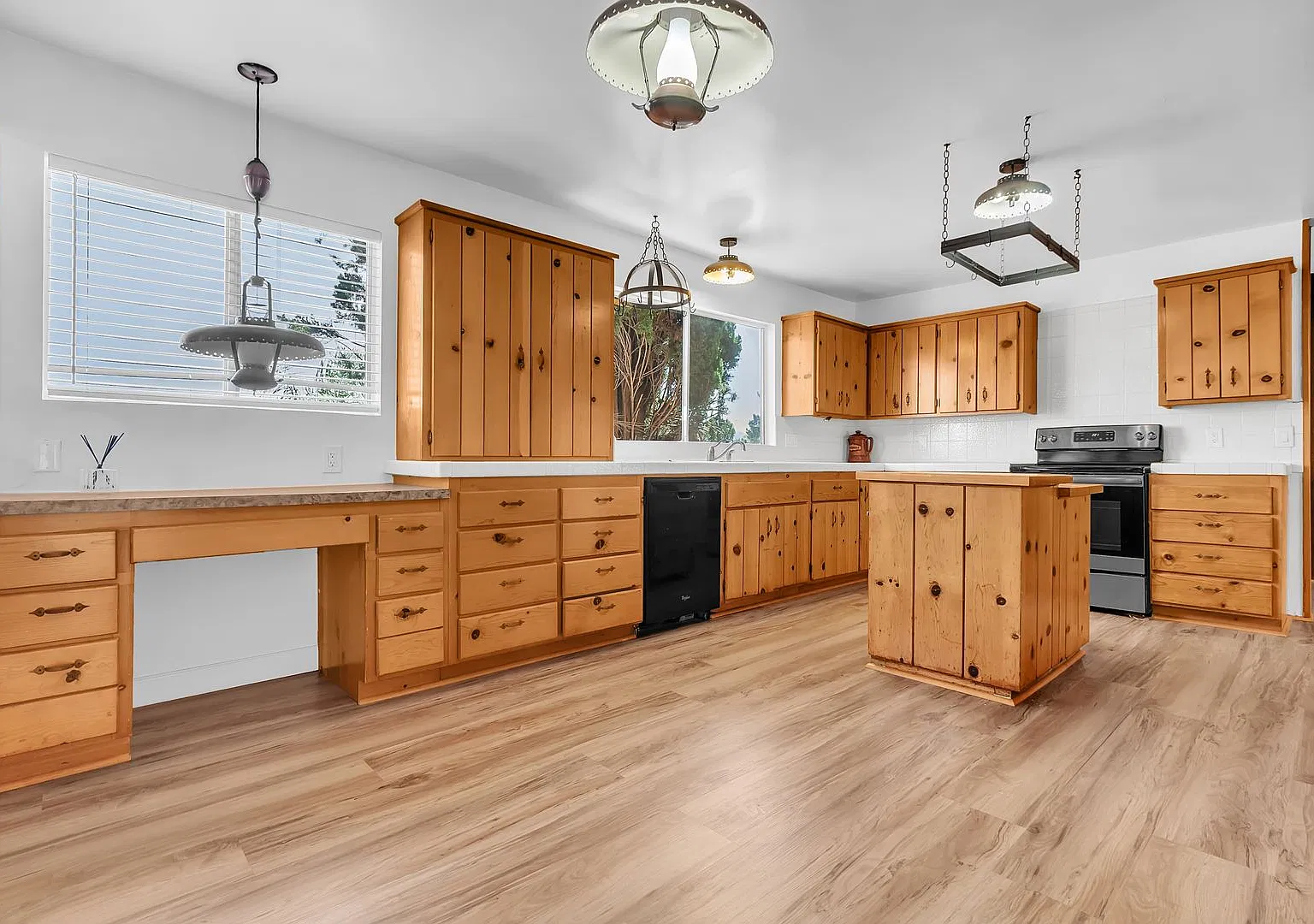 Rustic charm meets everyday comfort in the heart of Walnut! — Photo 3