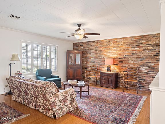 3rd image of 302 E Magnolia Ave