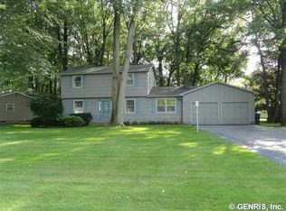 5 Log Cabin Cir, Fairport, NY 14450