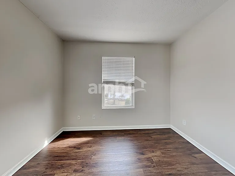 1316 Roxbury Ct — Photo 18