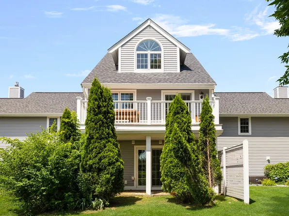 223 Corey Ln, Middletown, RI 02842
