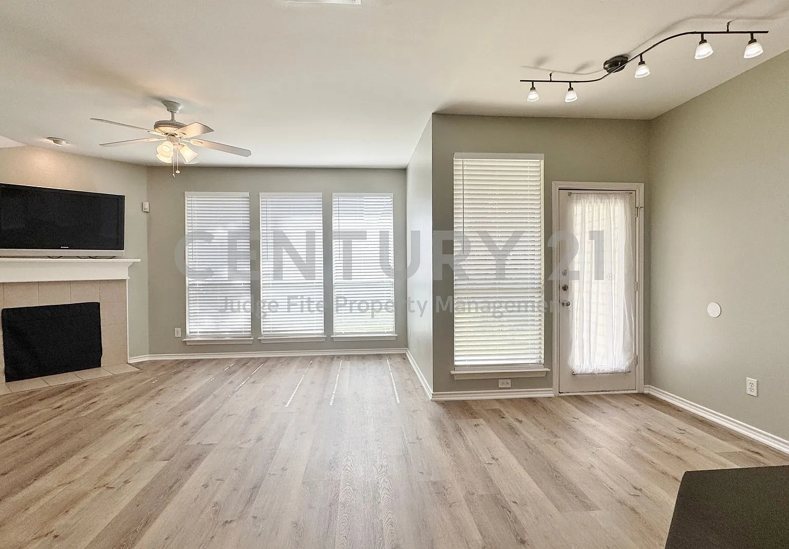 Stunning 3/2/2 in Euless For Rent! — Photo 3