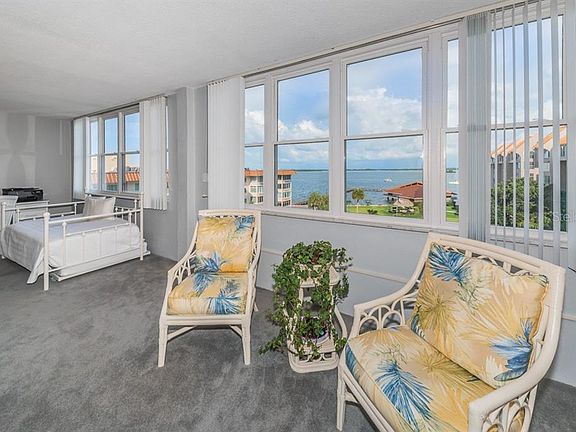 4th image of 622 Edgewater Dr Unit 722