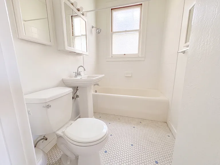 2495 Sutter St #10 — Photo 7