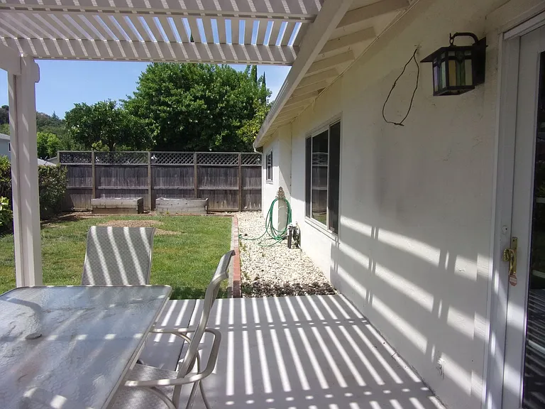 718 Linwood St — Photo 17