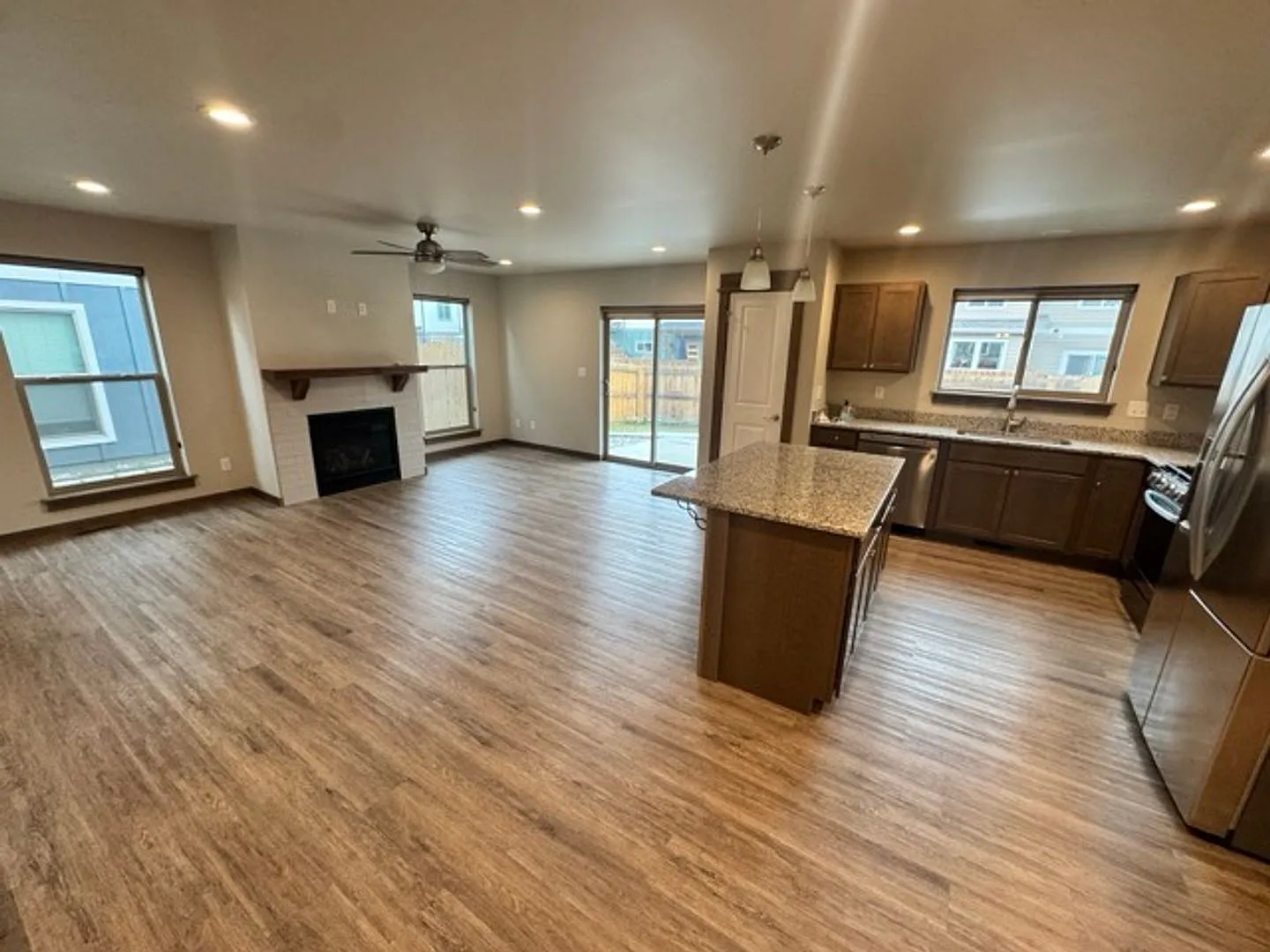 Beautiful 3 Bed, 2.5 Bath Large Townhome — Photo 2