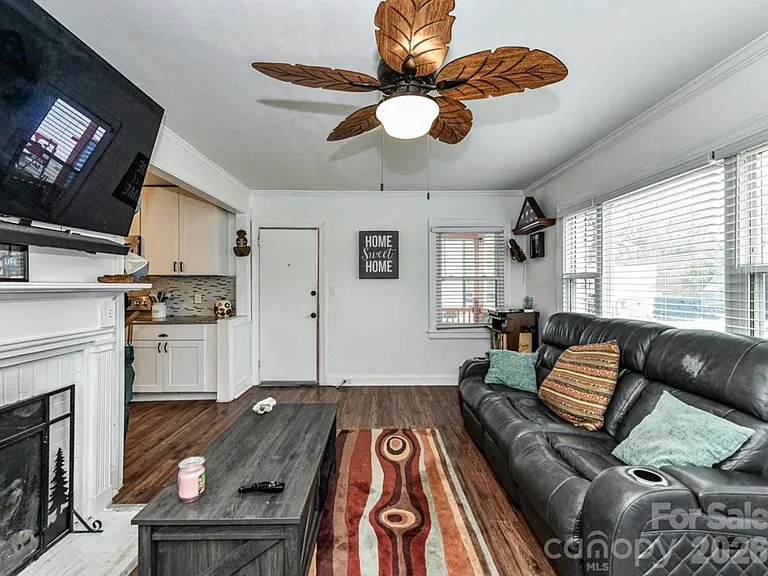1240 Skyview Rd — Photo 2