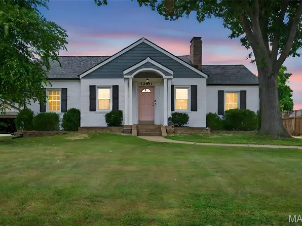 12421 Court Dr, Saint Louis, MO 63127