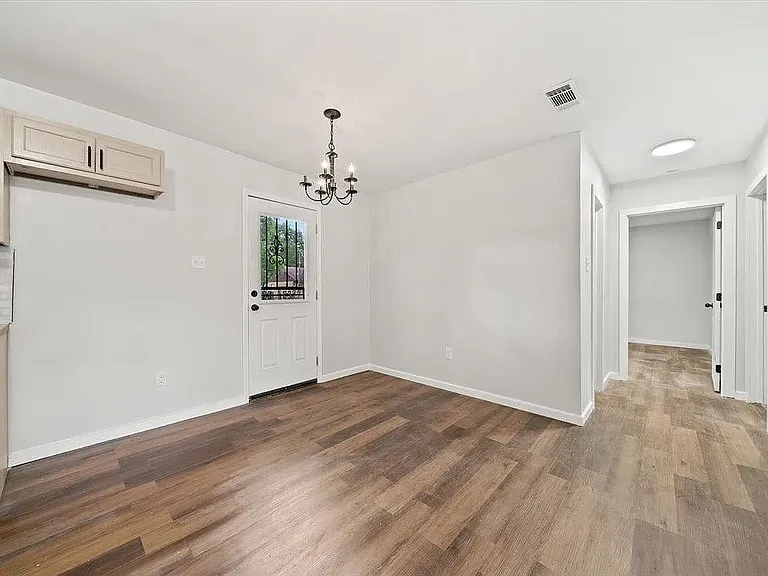 1441 Robin Hood Ln — Photo 13