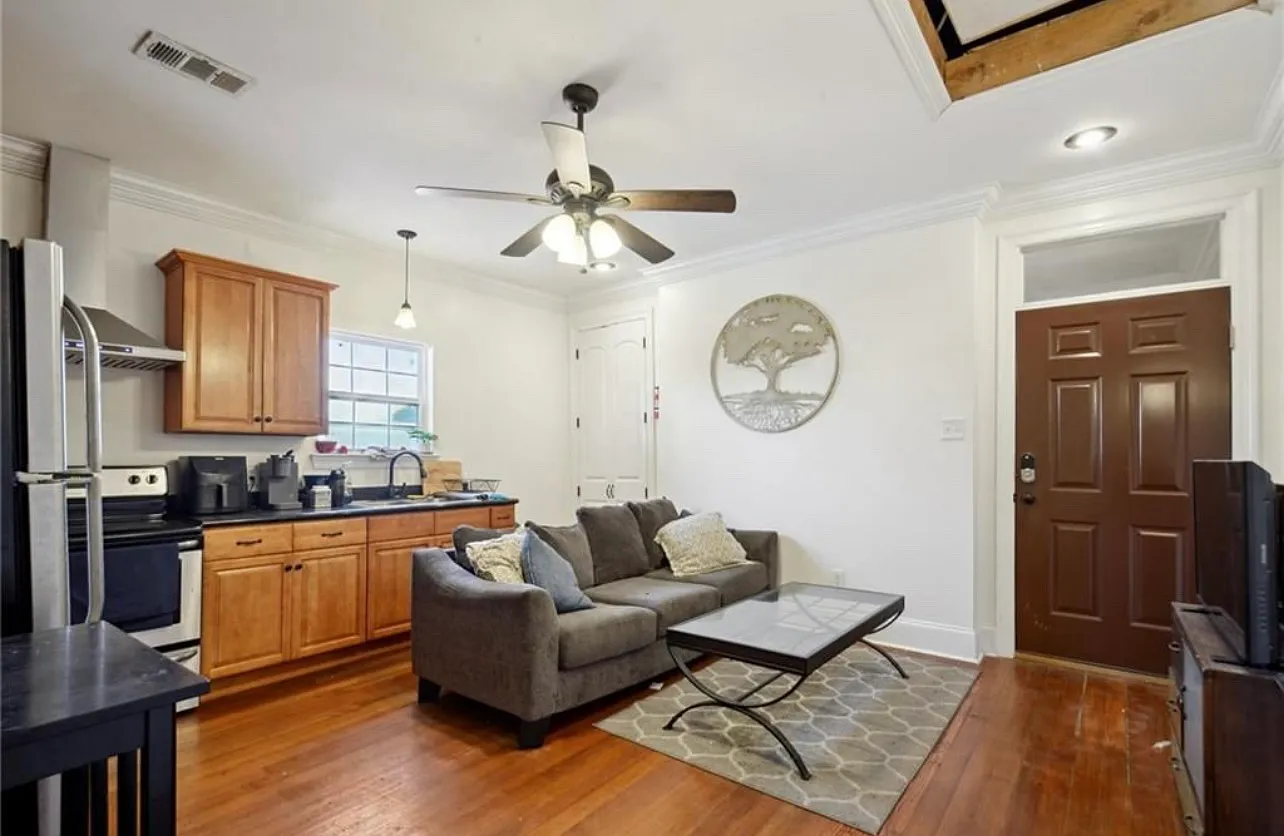 2703 Amelia St — Photo 2